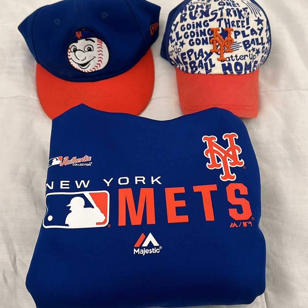 Kids 2 Mets hats and sweatshirt